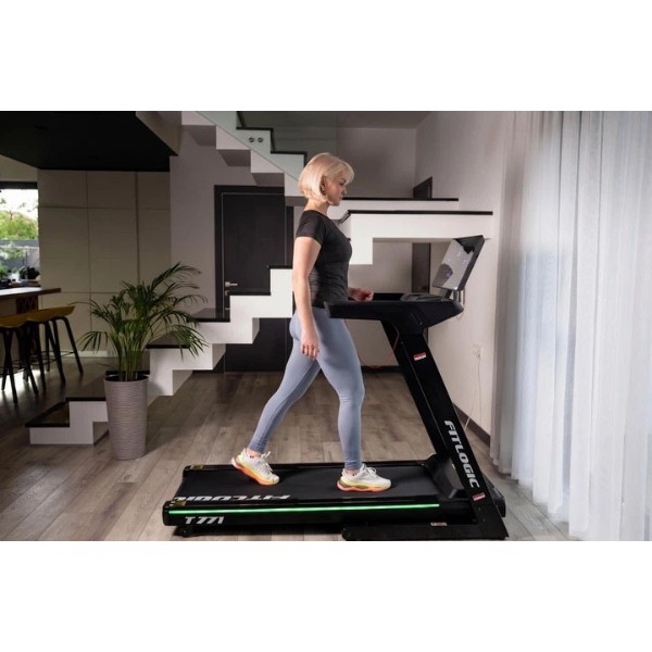 Фото - Бігова доріжка FitLogic T771